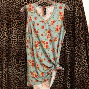 Sleeveless Agnes & Dora top